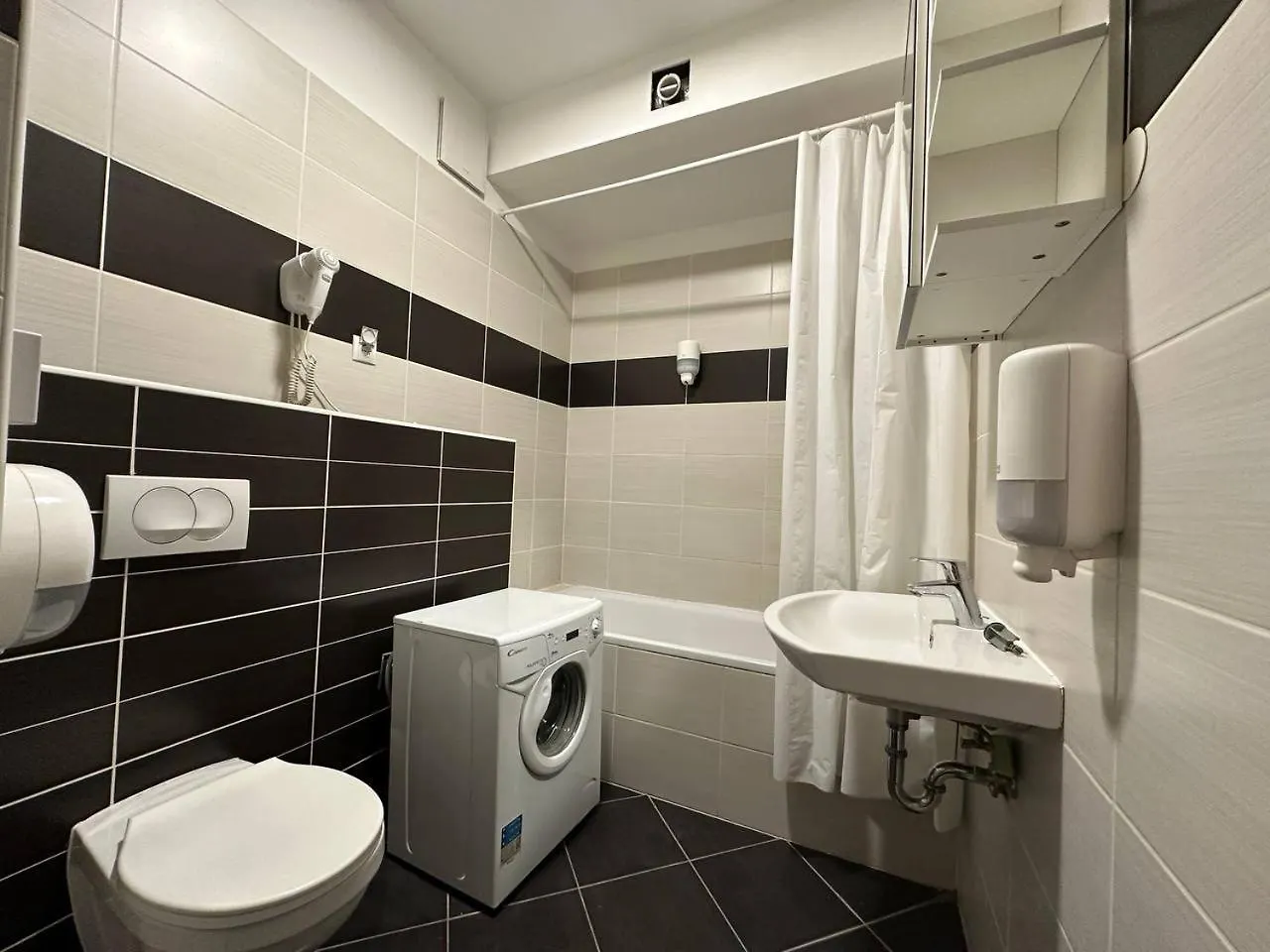 Sun Resort Residential Suite-Free Parking Garage Same Building Budapest Apartment